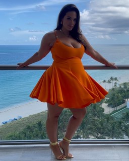 Ashley Graham feet photo thumbnail