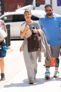 Kaley Cuoco feet photo thumbnail