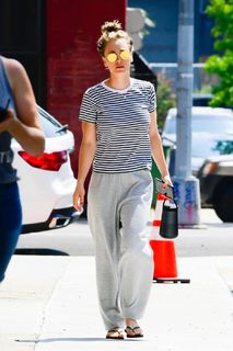 Kaley Cuoco feet photo thumbnail