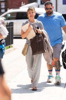 Kaley Cuoco feet photo thumbnail