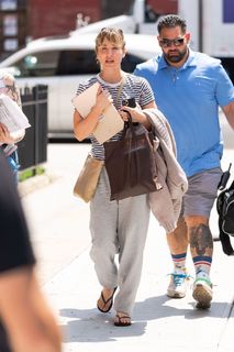 Kaley Cuoco feet photo thumbnail