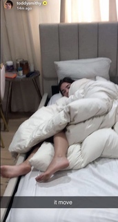 Natalie Noel Mariduena feet photo thumbnail