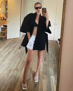 Rosie Huntington-Whiteley feet photo thumbnail