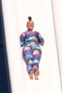 Alicia Keys feet photo thumbnail