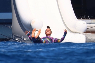 Alicia Keys feet photo thumbnail