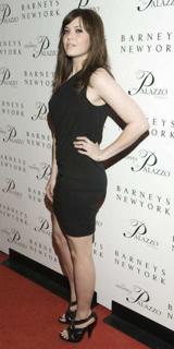 Mandy Moore feet photo thumbnail