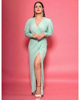 Zareen Khan feet photo thumbnail