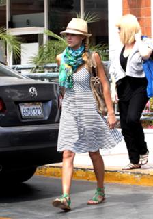 Jessica Alba feet photo thumbnail