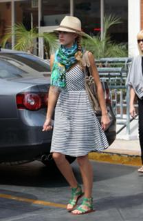 Jessica Alba feet photo thumbnail