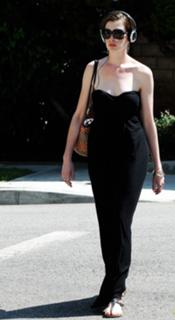 Anne Hathaway feet photo thumbnail