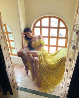 Mouni Roy feet photo thumbnail