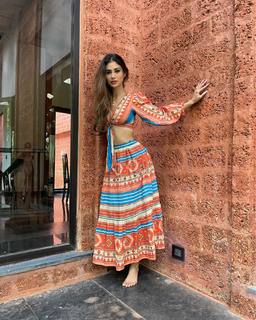 Mouni Roy feet photo thumbnail