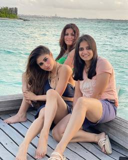 Mouni Roy feet photo thumbnail