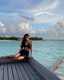 Mouni Roy feet photo thumbnail
