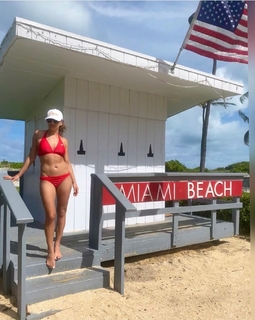 Karolina Kowalkiewicz feet photo thumbnail
