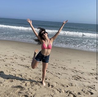 Laura Marano feet photo thumbnail