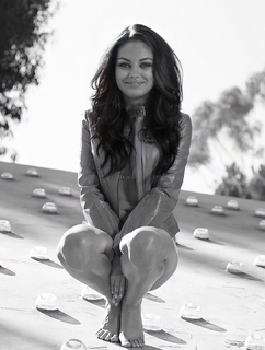 Mila Kunis feet photo thumbnail
