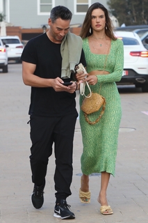 Alessandra Ambrosio feet photo thumbnail