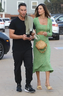 Alessandra Ambrosio feet photo thumbnail