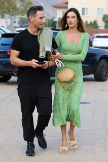 Alessandra Ambrosio feet photo thumbnail