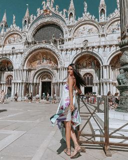 Valentina Vignali feet photo thumbnail