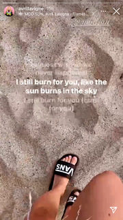 Avril Lavigne feet photo thumbnail