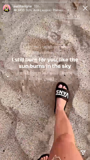 Avril Lavigne feet photo thumbnail
