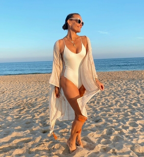 Molly Sims feet photo thumbnail