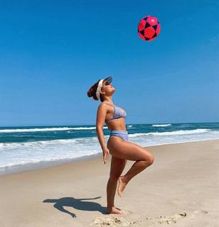 Larissa Manoela feet photo thumbnail