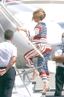 Jennifer Lopez feet photo thumbnail