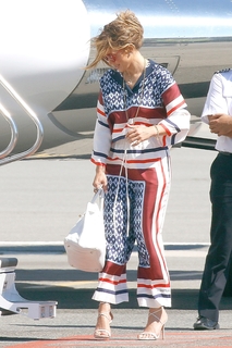 Jennifer Lopez feet photo thumbnail