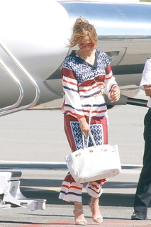 Jennifer Lopez feet photo thumbnail
