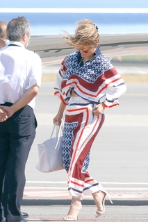 Jennifer Lopez feet photo thumbnail