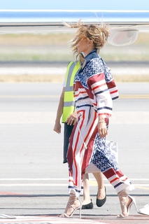 Jennifer Lopez feet photo thumbnail