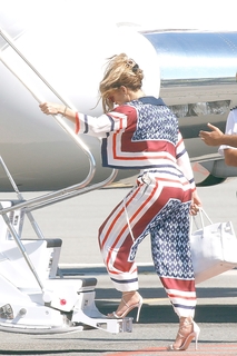 Jennifer Lopez feet photo thumbnail