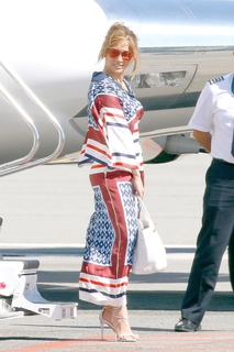 Jennifer Lopez feet photo thumbnail
