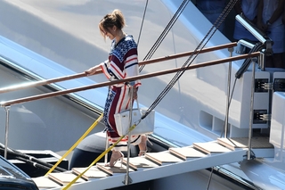 Jennifer Lopez feet photo thumbnail
