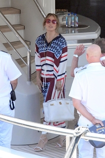 Jennifer Lopez feet photo thumbnail