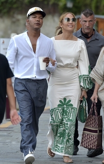 Jennifer Lopez feet photo thumbnail