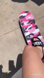 Avril Lavigne feet photo thumbnail