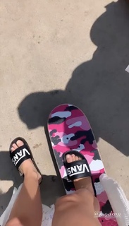 Avril Lavigne feet photo thumbnail