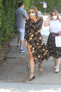 Julianne Hough feet photo thumbnail