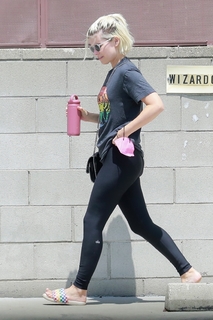 Kate Mara feet photo thumbnail