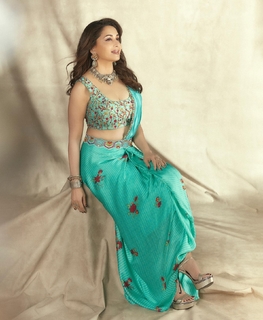 Madhuri Dixit feet photo thumbnail