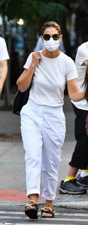 Katie Holmes feet photo thumbnail