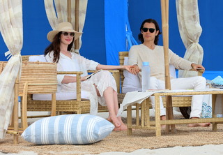Anne Hathaway feet photo thumbnail