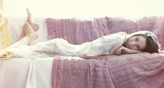 Shailene Woodley feet photo thumbnail