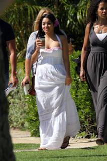 Vanessa Hudgens feet photo thumbnail