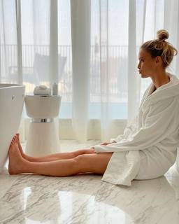 Bar Refaeli feet photo thumbnail