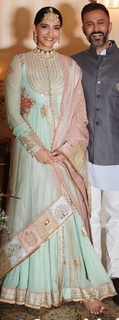 Sonam Kapoor feet photo thumbnail